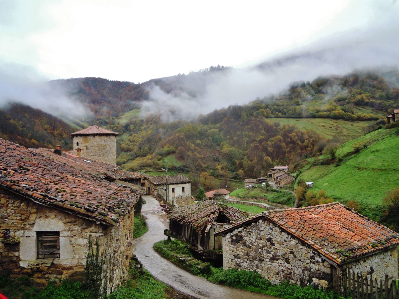 Bandujo (Asturias) | Con apenas 40 habitantes, esta pequeña aldea del concejo asturiano de Proaza pasa por ser uno de los pueblos más bonitos del Principado y probablemente de toda la península. Hasta hace muy poco no existía una carretera que llegara hasta él.