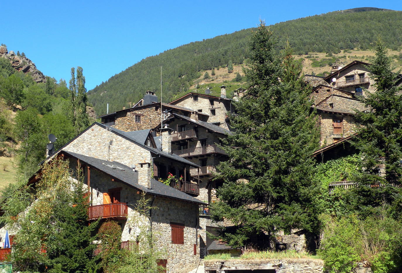 Os de Civís (Lleida) | Ubicado en la provincia de Lleida, en la vertiente sur de los Pirineos, Os de Civís es uno de los pueblos más bonitos de la zona y tiene la particularidad de que solo se accede a él por una carretera que parte de Andorra, más exactamente desde Sant Julià de Lloria, a través del Coll de Conflent, a 2.150 metros de altitud. 