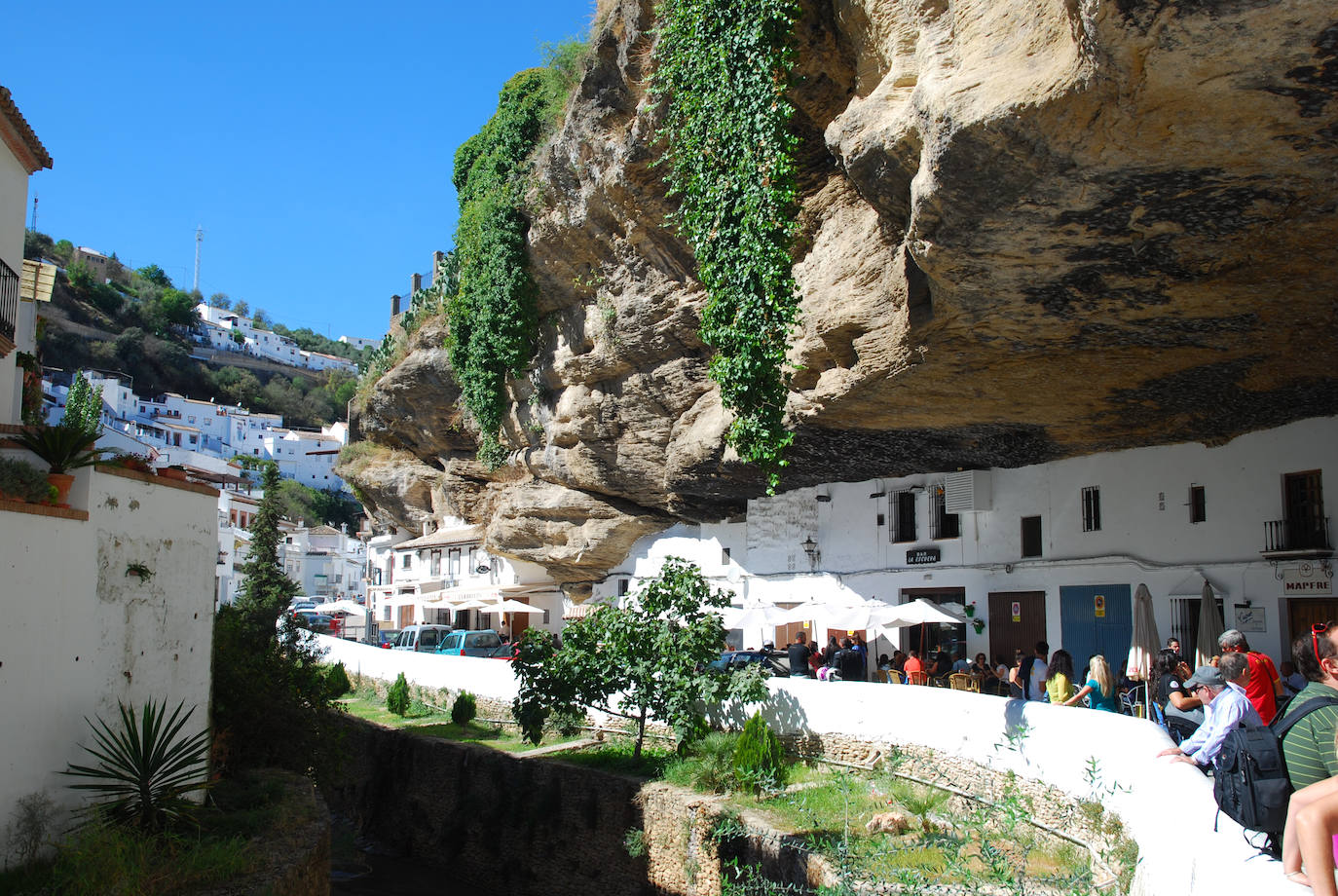 Setenil de las Bodegas (Cádiz) | Setenil se esconde en el paisaje, pero no en forma de cuevas, como en otros muchos pueblos andaluces, sino que las casas se agazapan bajo el saliente de una roca gigantesca, como si estuviesen sujetándola, apuntalándola. 