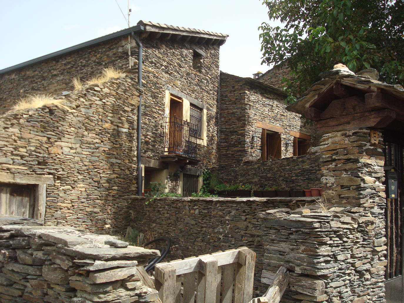 Majaelrayo (Guadalajara) | Majaelrayo está a los pies del Pico Ocejón, en la sierra de Ayllón, y, como el resto de los pueblos de la comarca, es un conjunto de casas rurales dominadas por la pizarra. 