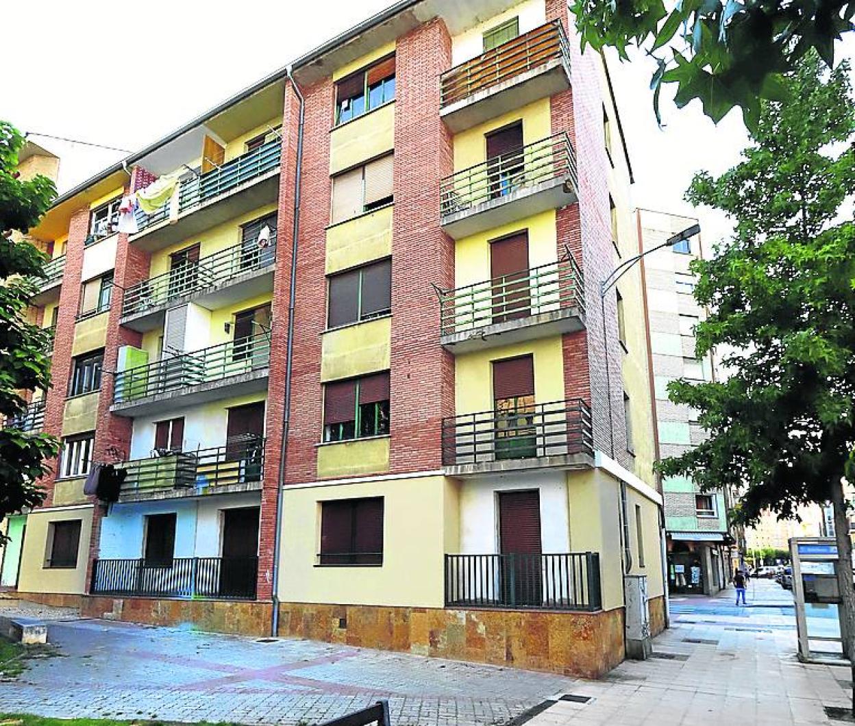 La vivienda se ubica en el bloque número 16. 