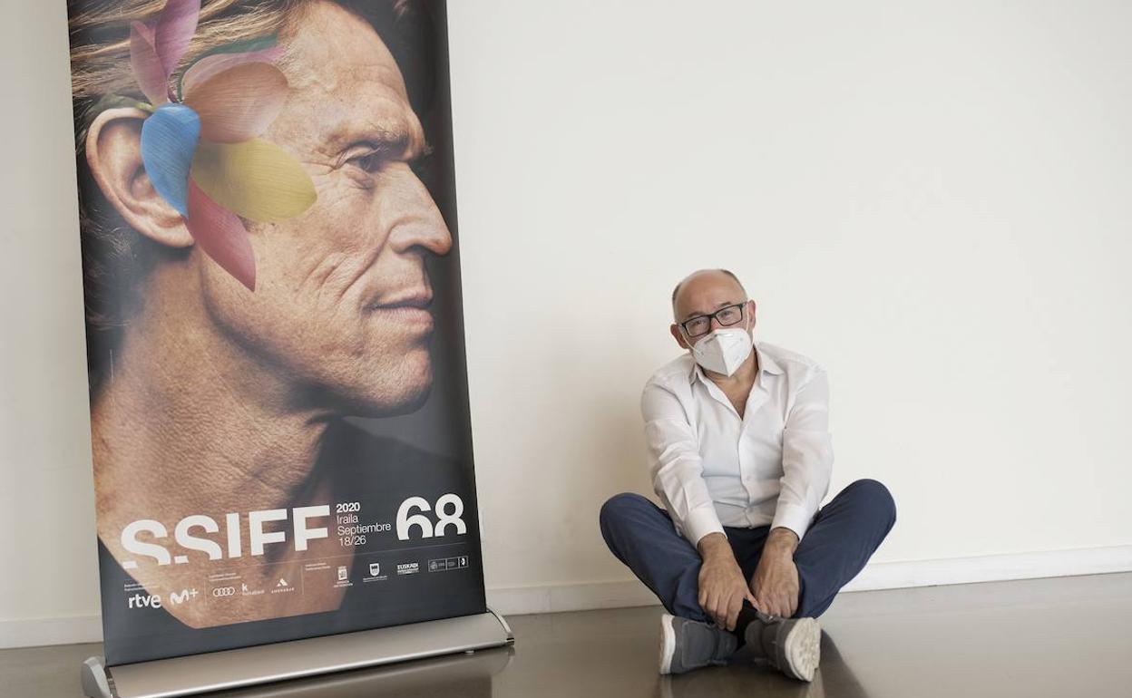 José Luis Rebordinos, junto al cartel de esta 68 edición. 