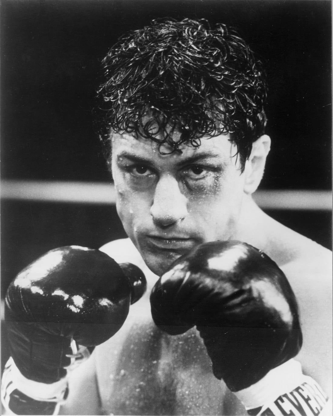 'Toro salvaje' (20 de marzo de 1980) | Dirigida por Martin Scorsese, se centra en Jake LaMotta, un joven boxeador que se entrena duramente con la ayuda de su hermano y mánager Joey. Pero Jake es un paranoico muy violento que descarga su agresividad tanto dentro como fuera del ring. Incluso su hermano es víctima de su enfermizo carácter. Robert De Niro -en la imagen- interpreta a Jake LaMotta.