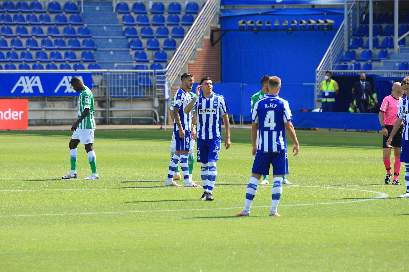 Un vacío estadio de Mendizorroza ha acogido el duelo entre Alavés y Betis.