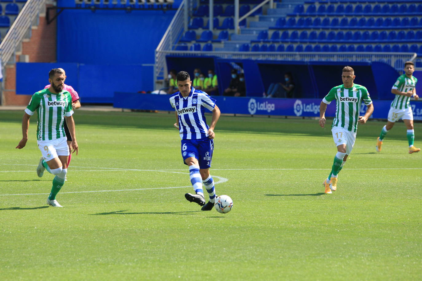 Un vacío estadio de Mendizorroza ha acogido el duelo entre Alavés y Betis.