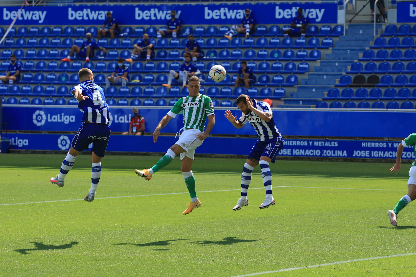 Un vacío estadio de Mendizorroza ha acogido el duelo entre Alavés y Betis.