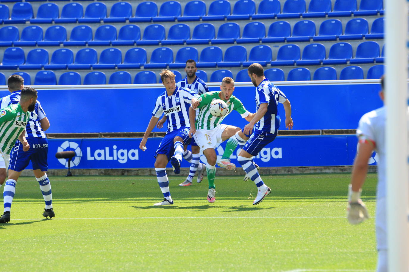 Un vacío estadio de Mendizorroza ha acogido el duelo entre Alavés y Betis.