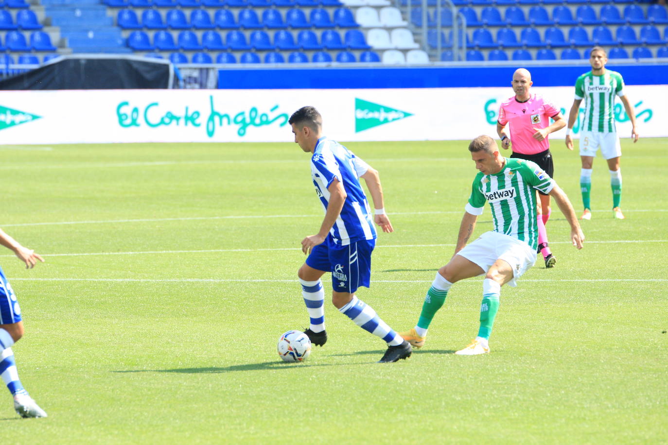 Un vacío estadio de Mendizorroza ha acogido el duelo entre Alavés y Betis.