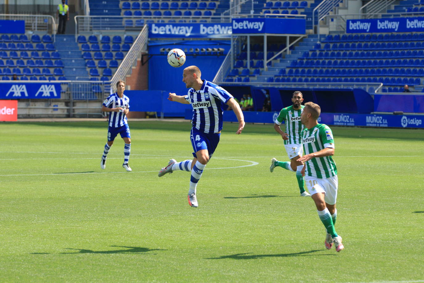 Un vacío estadio de Mendizorroza ha acogido el duelo entre Alavés y Betis.