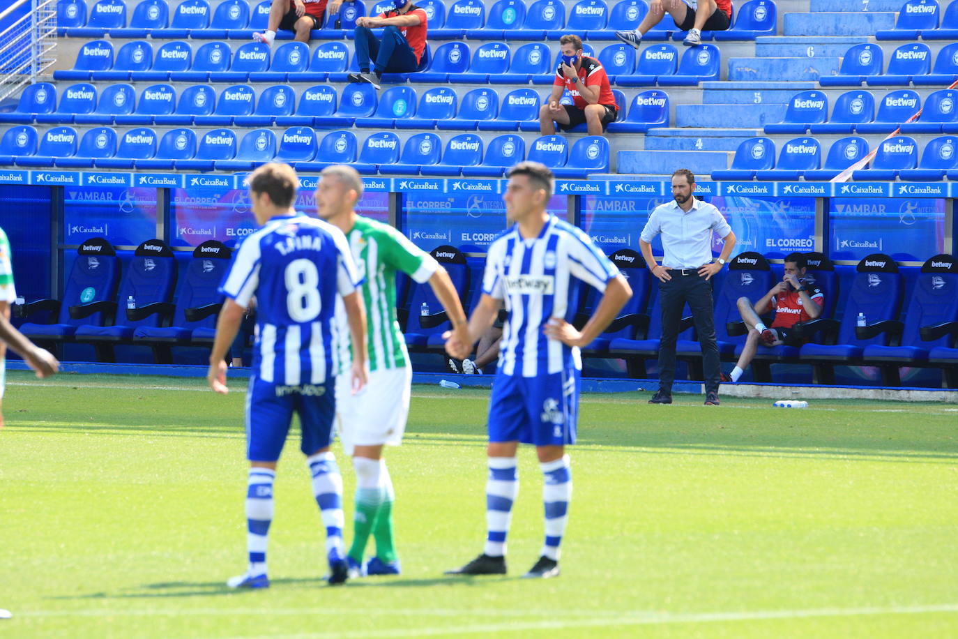 Un vacío estadio de Mendizorroza ha acogido el duelo entre Alavés y Betis.