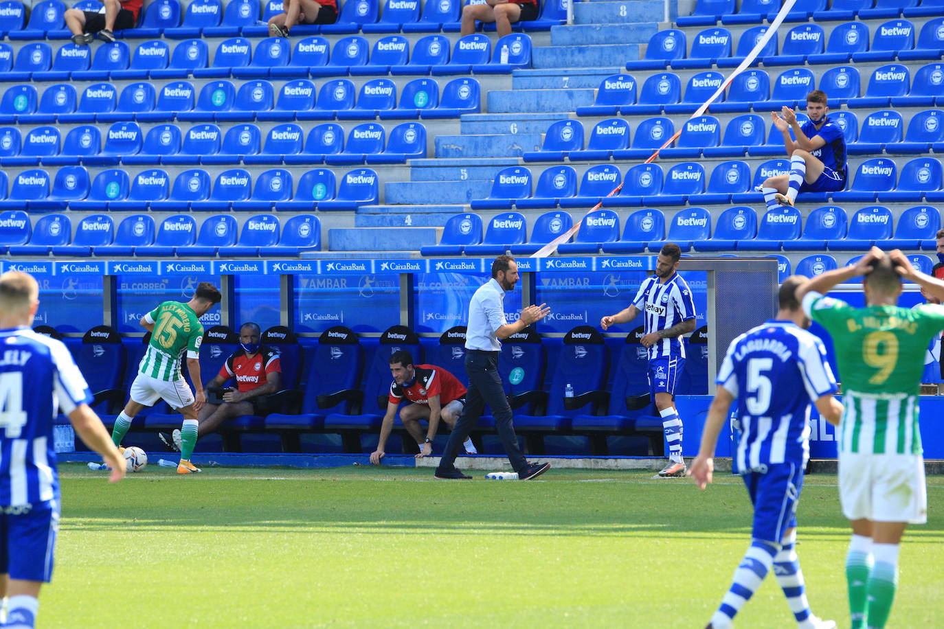 Un vacío estadio de Mendizorroza ha acogido el duelo entre Alavés y Betis.