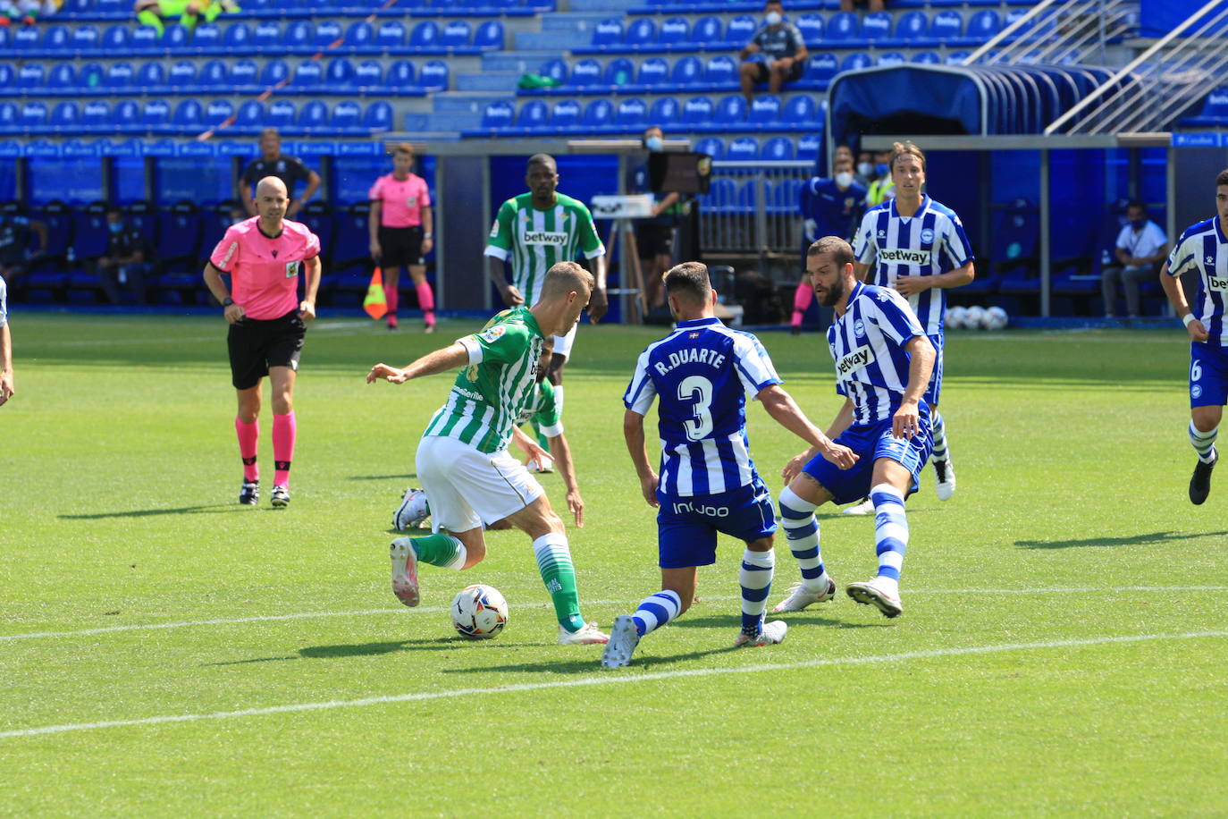 Un vacío estadio de Mendizorroza ha acogido el duelo entre Alavés y Betis.