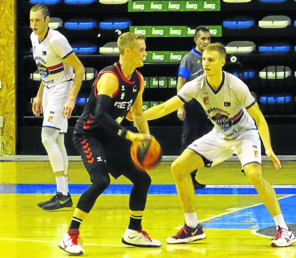 Hakanson pudo por fin probarse en la pista en un partido serio y salió airoso de la experiencia.