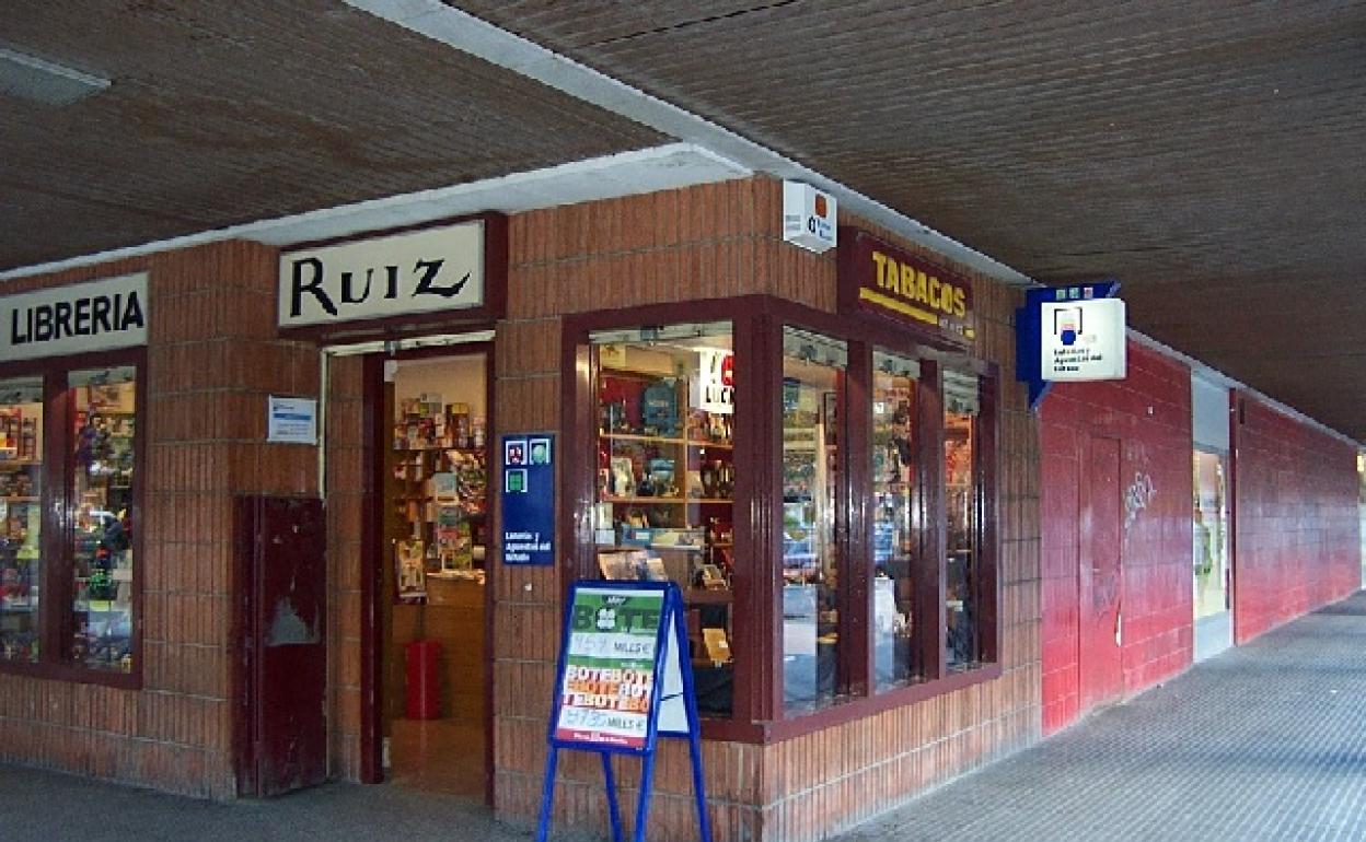 Exterior del despacho de Vitoria donde se ha sellado el boleto ganador.