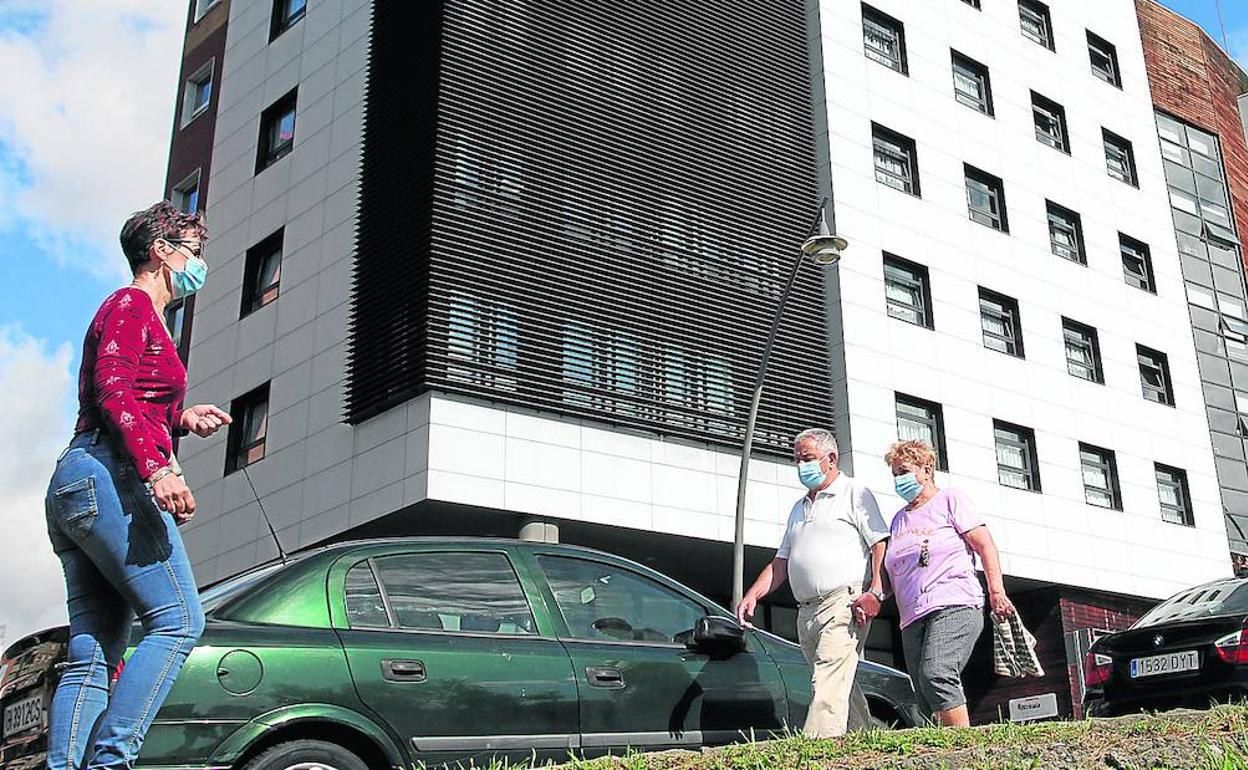 Confinados. Imagen exterior de la residencia Birjinetxe de Txurdinaga, a donde son derivados los mayores de otros centros que están infectados.