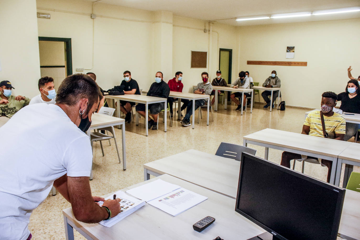 Estudiantes de Formación Profesional del centro público Mendizabala en su regreso a clase.