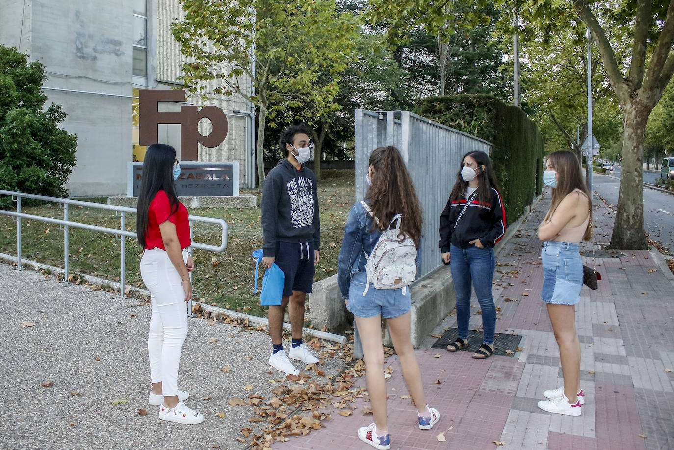Estudiantes de Formación Profesional del centro público Mendizabala en su regreso a clase.