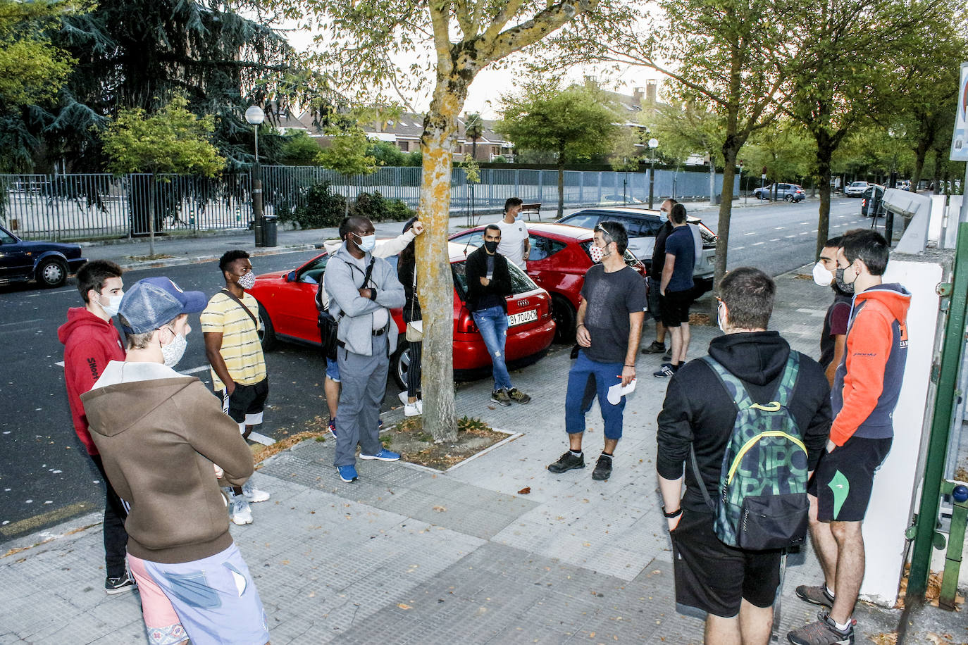 Estudiantes de Formación Profesional del centro público Mendizabala en su regreso a clase.