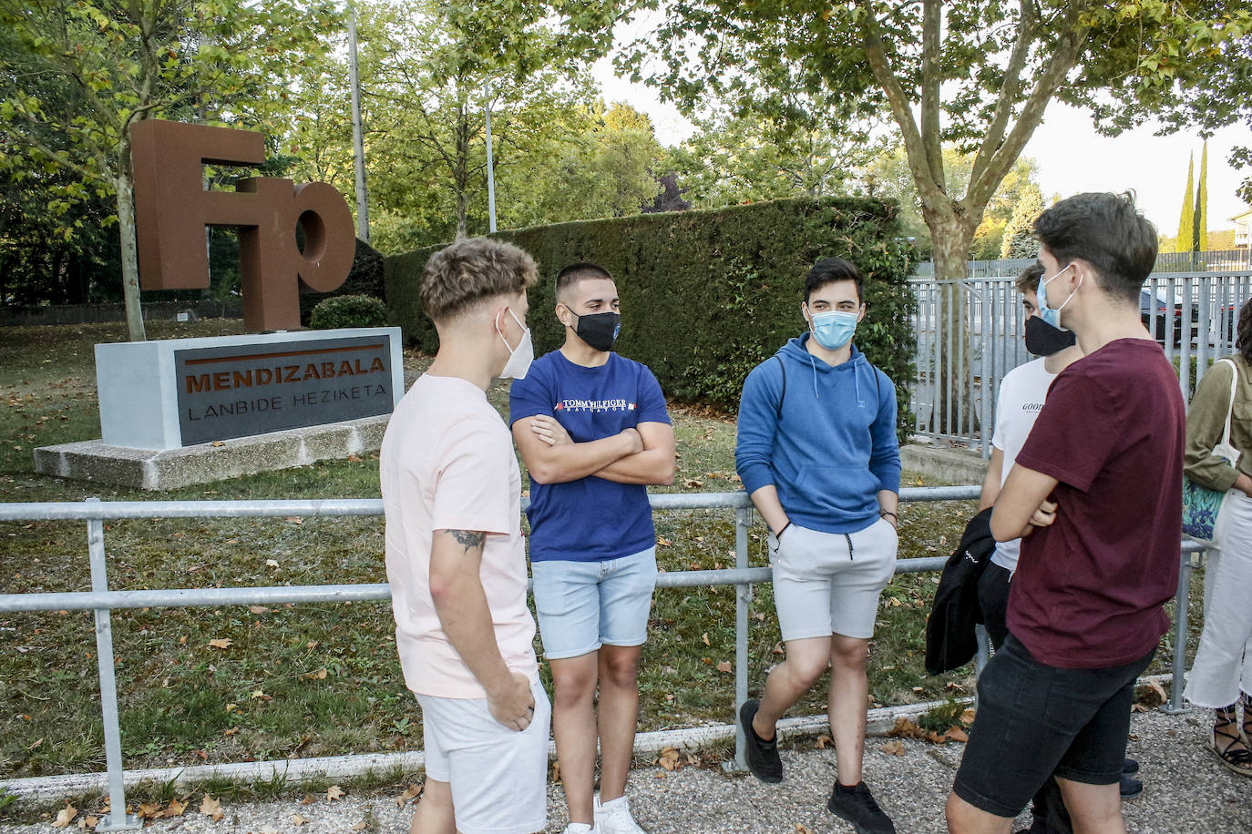 Estudiantes de Formación Profesional del centro público Mendizabala en su regreso a clase.