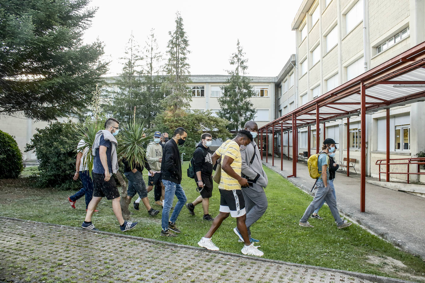 Estudiantes de Formación Profesional del centro público Mendizabala en su regreso a clase.
