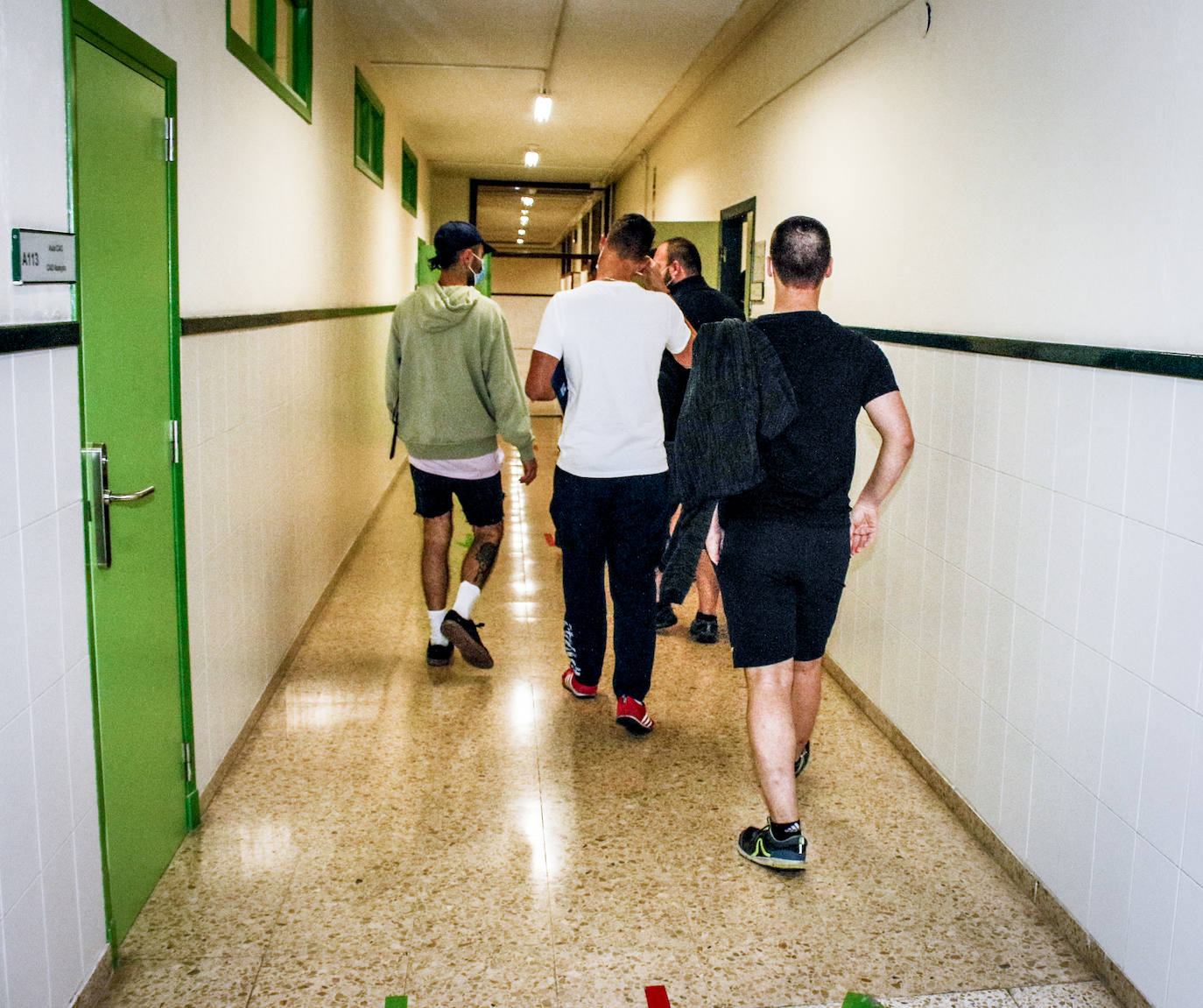 Estudiantes de Formación Profesional del centro público Mendizabala en su regreso a clase.