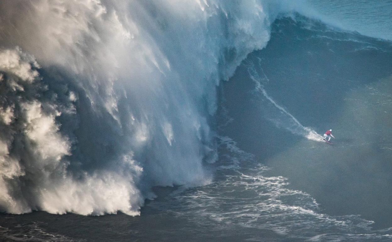 33 urteko surflariak pasa den otsailean hartu zuen olatua.