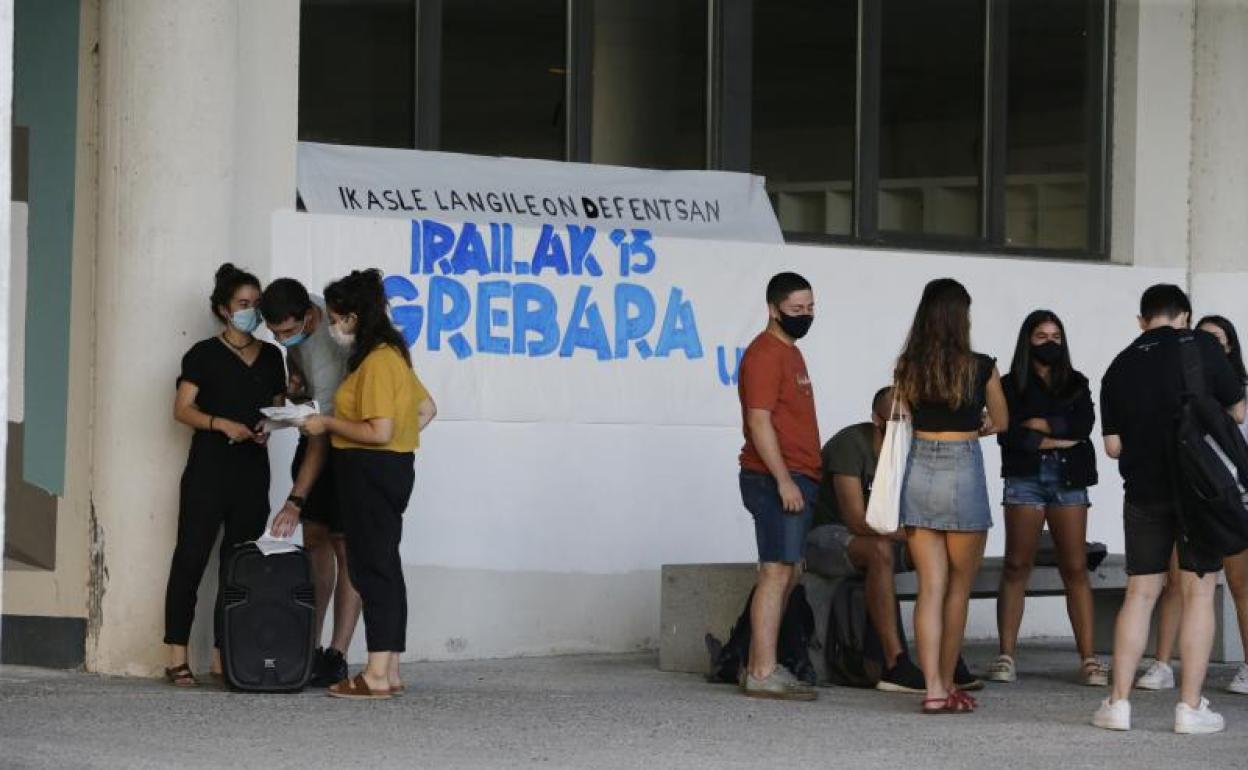 Una pancarta anima a la huelga en la UPV. 