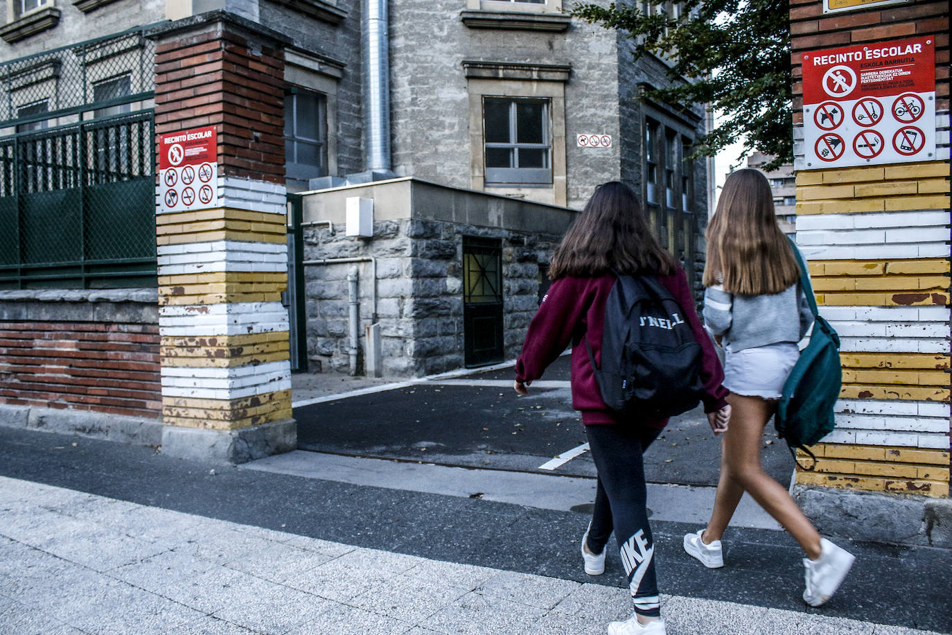 Dos alumnas acceden al colegio Marianistas de Vitoria. Desde el centro informan que la jornada transcurre con normalidad, con la plantilla al 100%. Afirman que no ha hecho huelga ningún profesor, personal de limpieza ni de comedor.