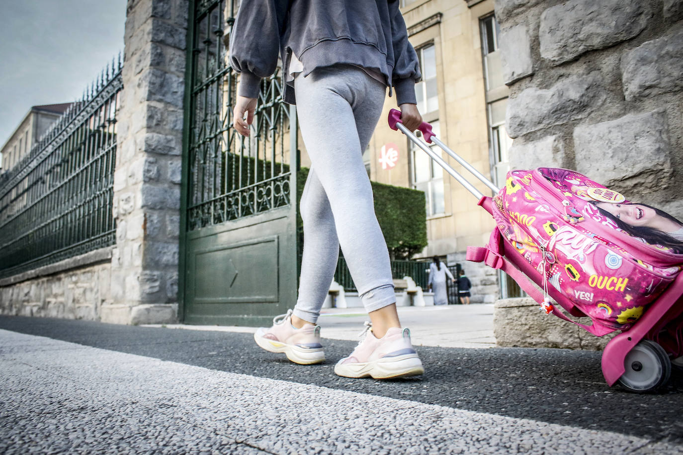 Una niña llega con su mochila de ruedas al colegio Marianistas de Vitoria. Desde este centro concertado informan que la jornada transcurre con normalidad, con la plantilla al 100%. Afirman que no ha hecho huelga ningún profesor, personal de limpieza ni de comedor.