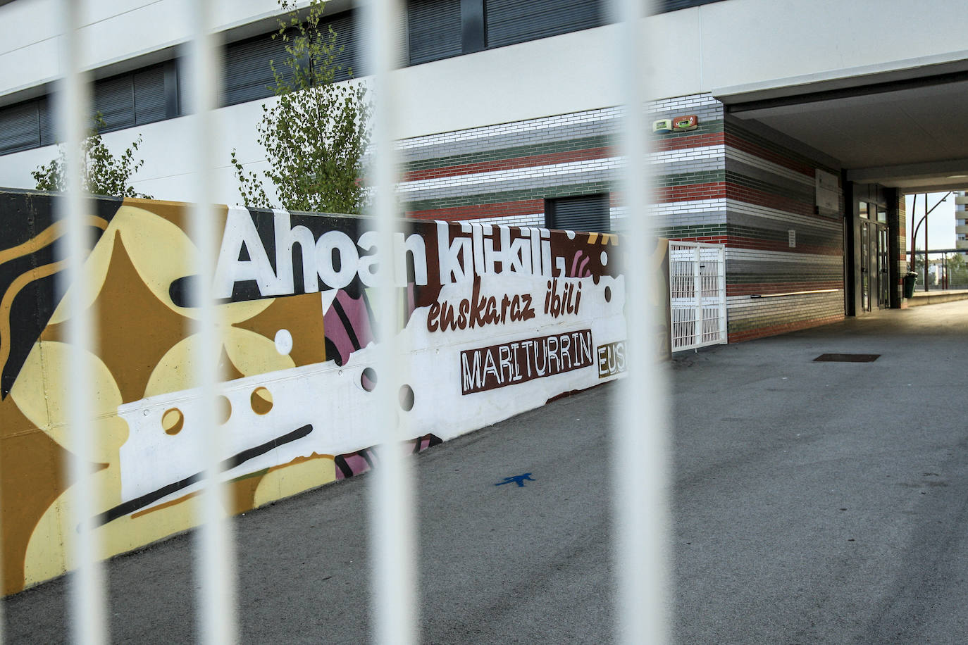 Entrada del CEIP Mariturri, situado en el barrio vitoriano de Zabalgana.