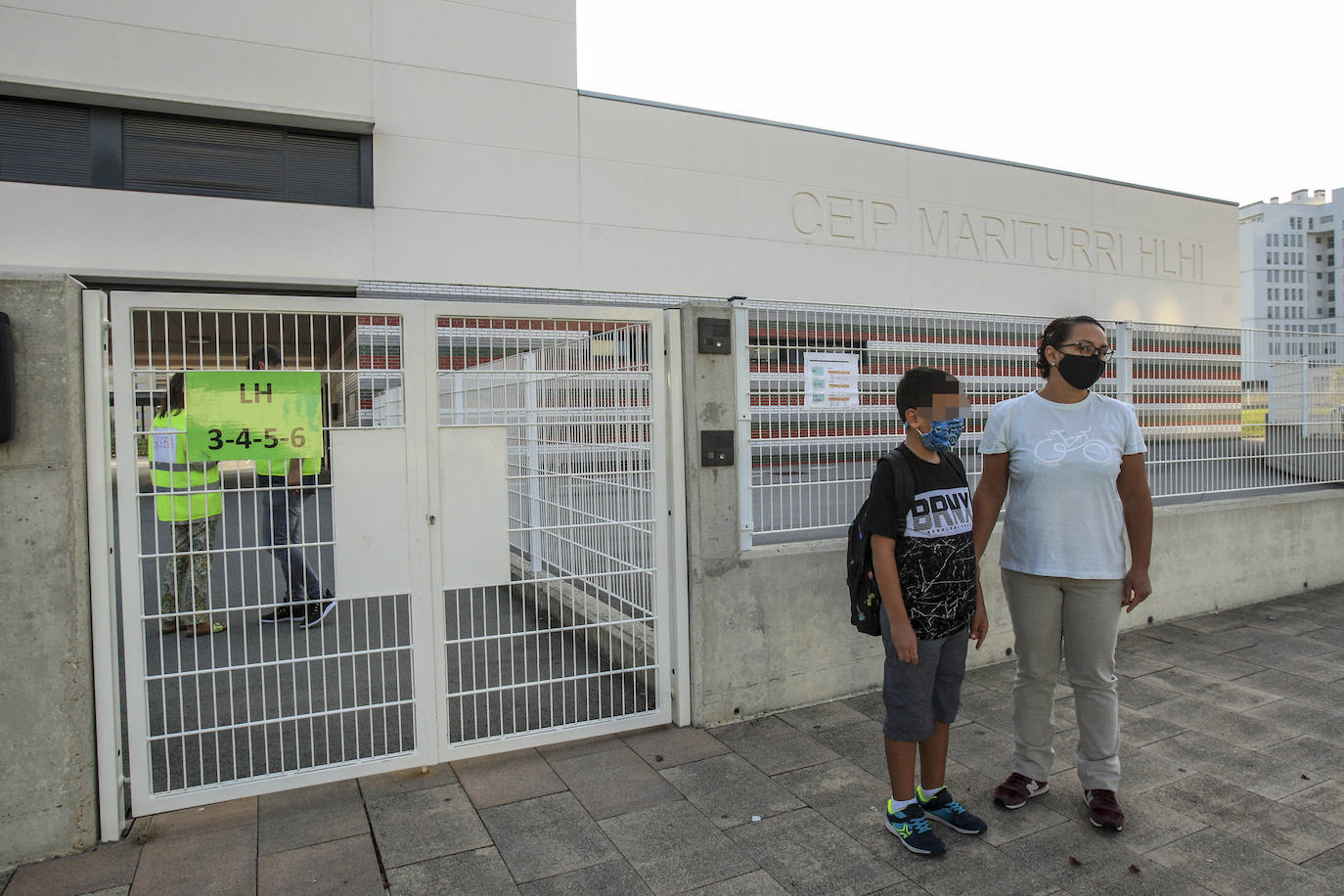 Un alumno espera en el exterior del colegio Mariturri de la capital alavesa.