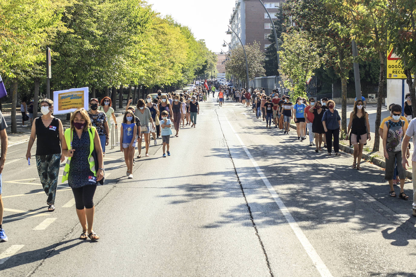 La marcha ha discurrido en fila para mantener las distancias de seguridad.