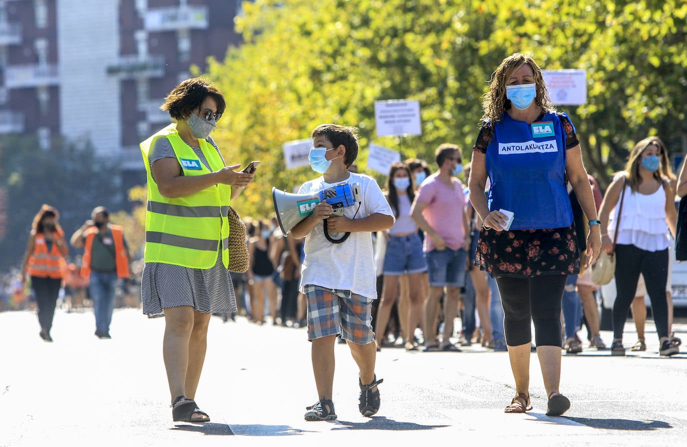 Profesores, padres, alumnos, sindicalistas y trabajadores del sector de la enseñanza han tomado parte en la manifestación que ha recorrido las inmediaciones de la Avenida Gasteiz y que ha terminado frente a la sede del Gobierno vasco en Lakua.