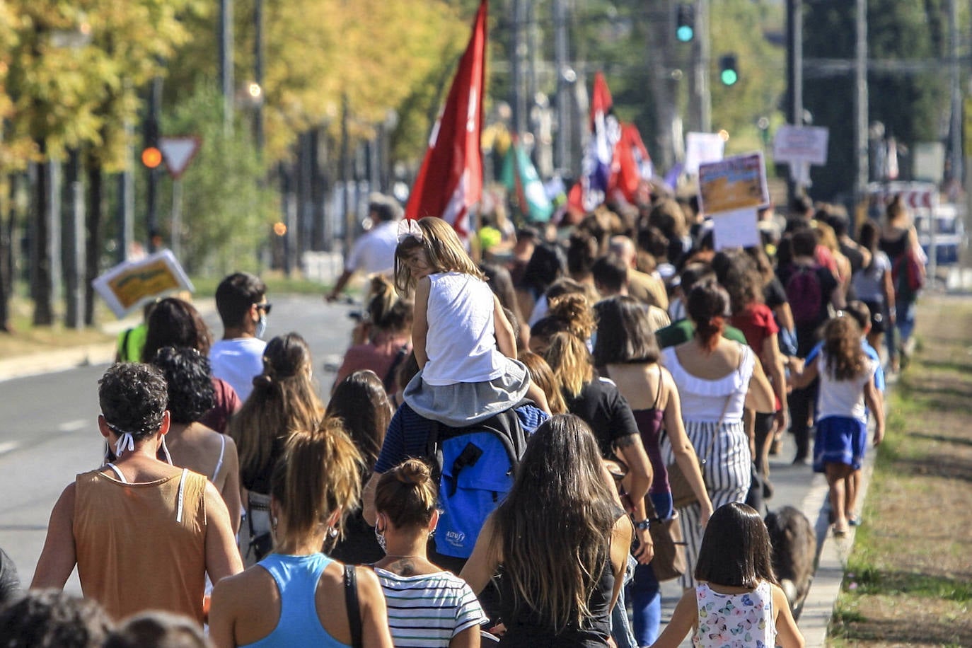 La huelga afecta a cerca de 372.000 alumnos de las redes pública y privada-concertada de País Vasco, en la que trabajan unas 40.000 personas. Al llamamiento se han sumado los sindicatos representados en las subcontratas del ámbito educativo, en los servicios de limpieza, comedores escolares y transporte escolar, donde trabajan cerca de 10.000 personas.