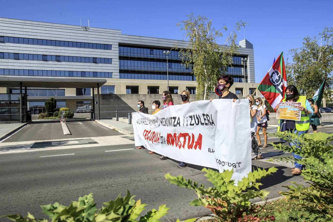 La manifestación ha llegado hasta la sede del Gobierno vasco, en Lakua, donde se ha leído un manifiesto.