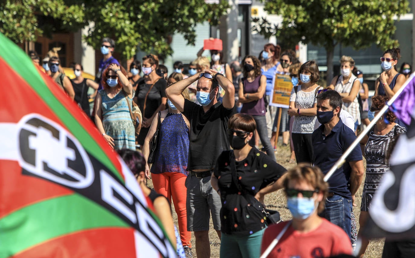 Los convocantes han reclamado al Gobierno vasco más recursos para asegurar que la vuelta presencial a las aulas sea «segura» frente a la Covid-19 y «negociada» con los sindicatos. Entre otras medidas, los sindicatos demandan ampliar plantillas, dotar a los colegios de equipos de protección, reducir las ratio de alumnado, garantizar un espacio de 3 metros cuadrados por persona y fijar un máximo de 10-15 estudiantes por aula.