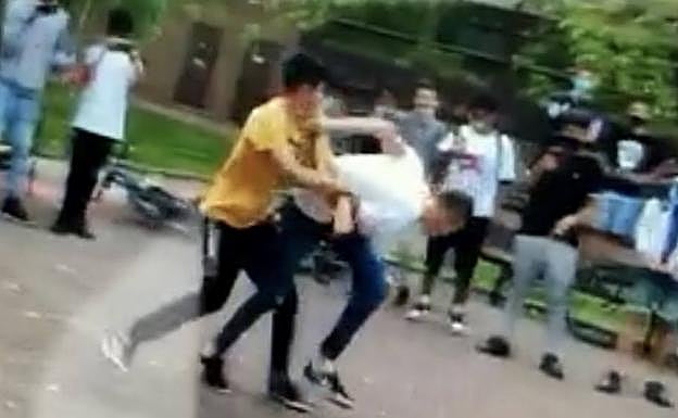 Decenas de jóvenes delimitan la zona de combate y lo graban con sus móviles. 