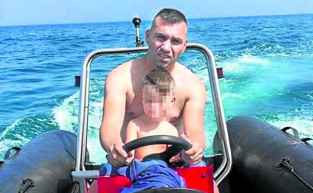 El líder de los Castaños pilota una embarcación en aguas del Estrecho.