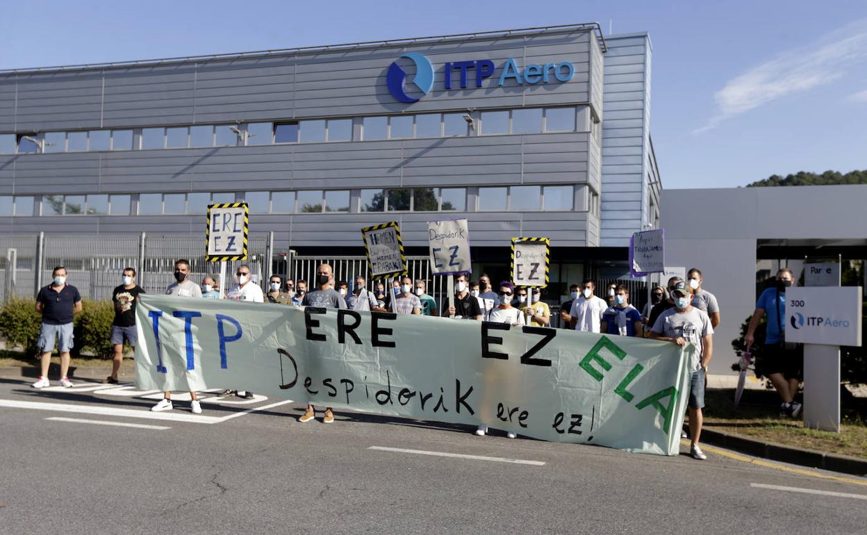 Trabajadores de ITP se han concentrado en la entrada de las instalaciones.