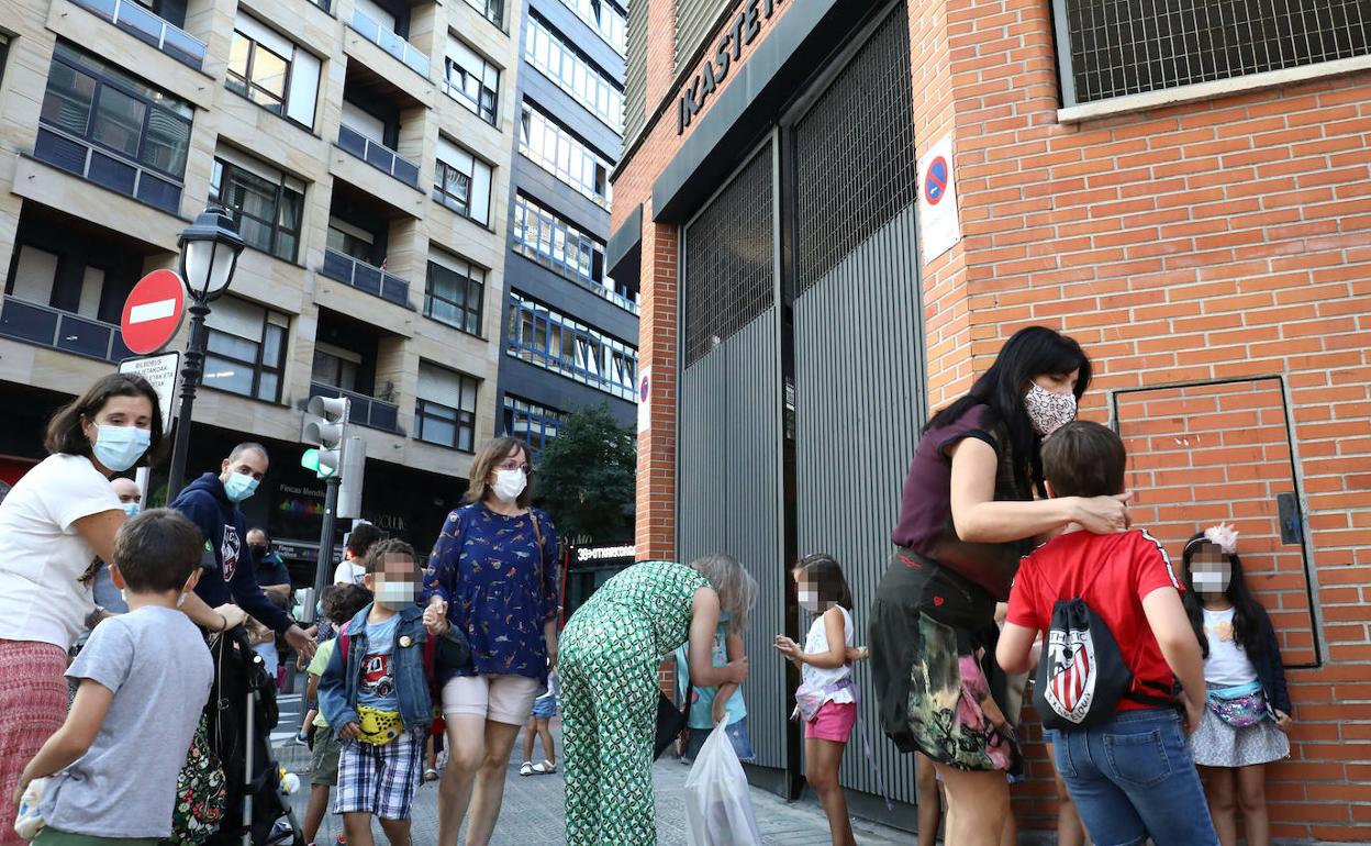 Estudiantes a su llegada este martes al colegio Ikasbide (Kristau Eskola).