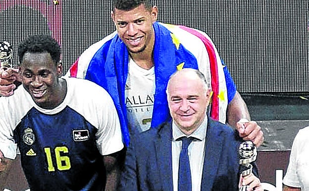 Laso posa junto a Garuba y Tavares, con la réplica de la copa. 