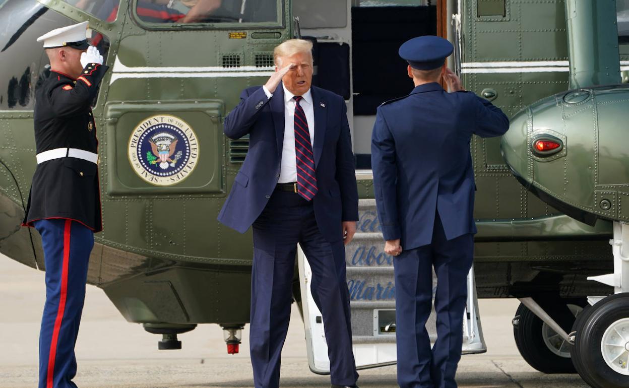 Trump toma el helicóptero tras el acto de la firma del acuerdo en la Casa Blanca.