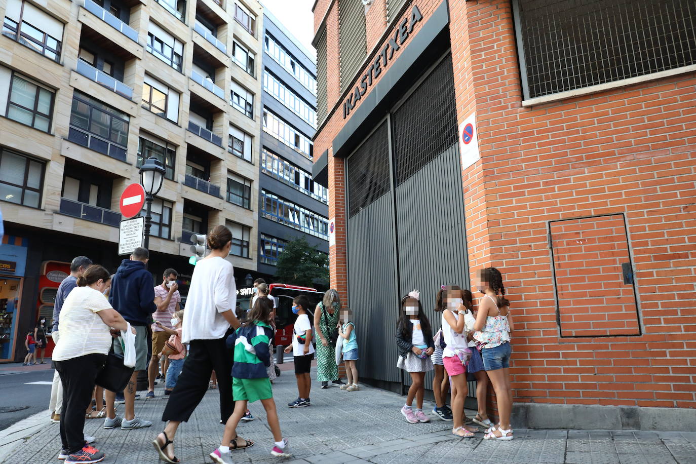 Entrada al colegio Ikasbide, Bilbao