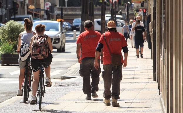 Imagen principal - Diversos momentos de la jornada. Abajo, Arróniz trata de caminar por el nuevo paso peatonal. 