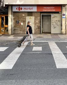 Imagen secundaria 2 - Diversos momentos de la jornada. Abajo, Arróniz trata de caminar por el nuevo paso peatonal. 