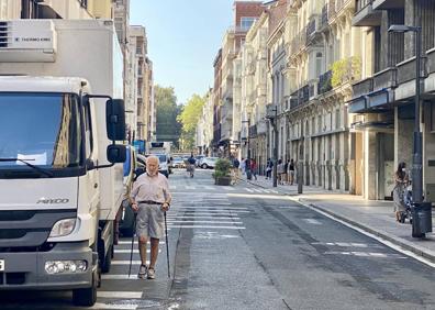 Imagen secundaria 1 - Diversos momentos de la jornada. Abajo, Arróniz trata de caminar por el nuevo paso peatonal. 