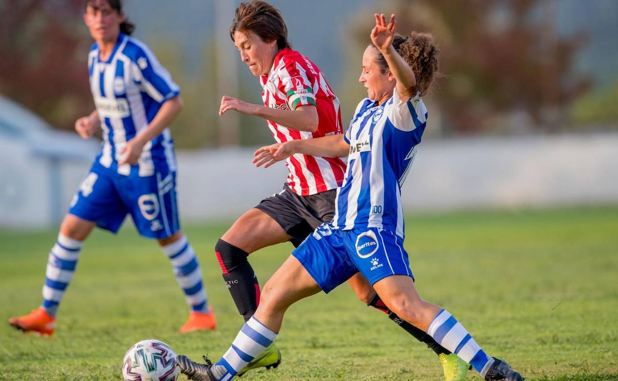 Erika disputando el balón ante Leia Zárate, delantera cedida para el próximo curso al Alavés. 