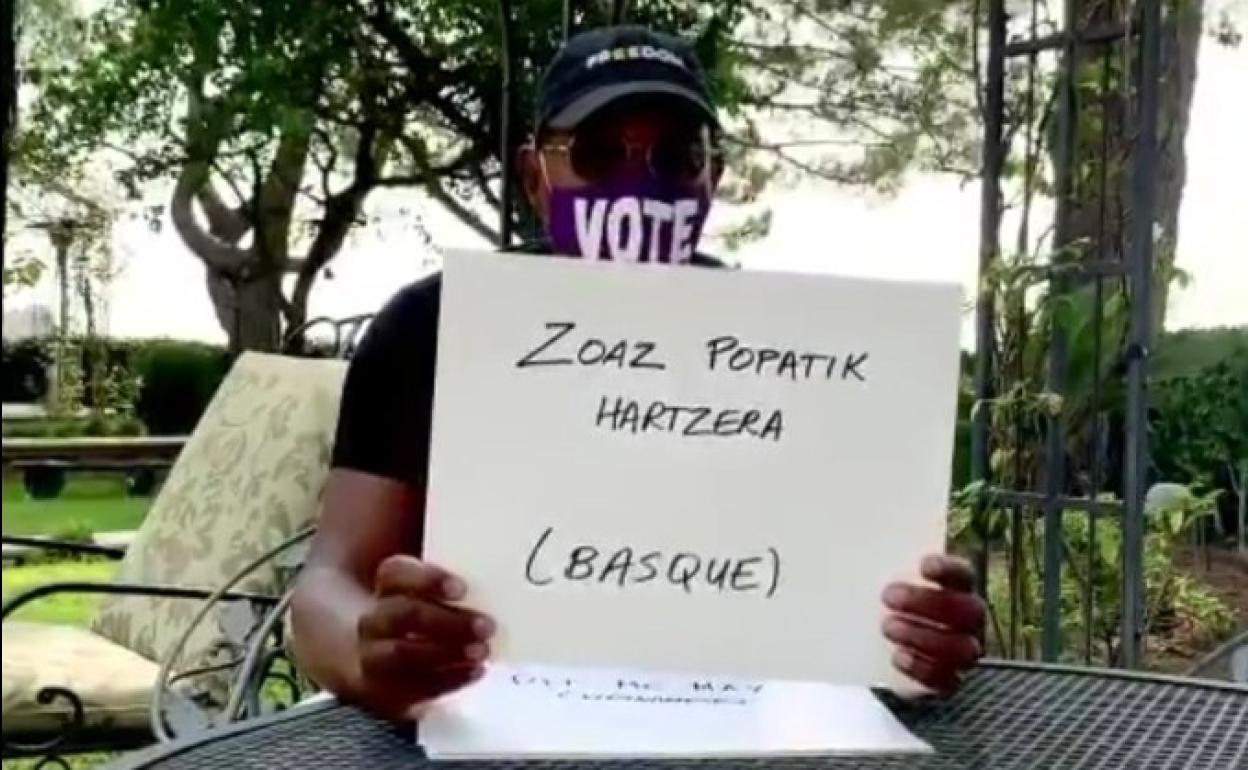 El actor Samuel L. Jackson se dirige a Trump en euskera: «Zoaz popatik hartzera!»