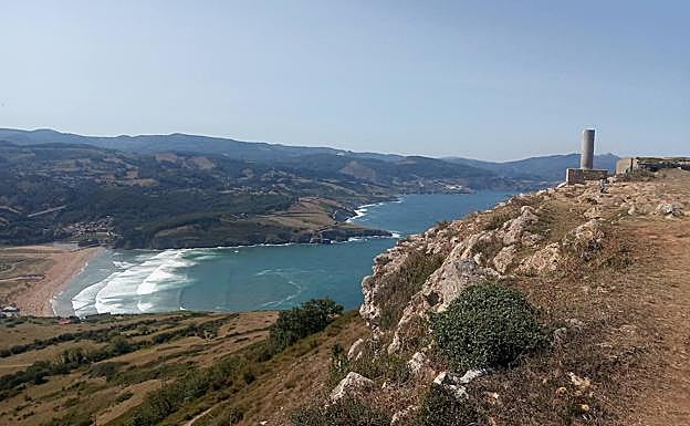 La cima y el fuerte de Punta Lucero (izquierda), sobre la playa de la Arena.