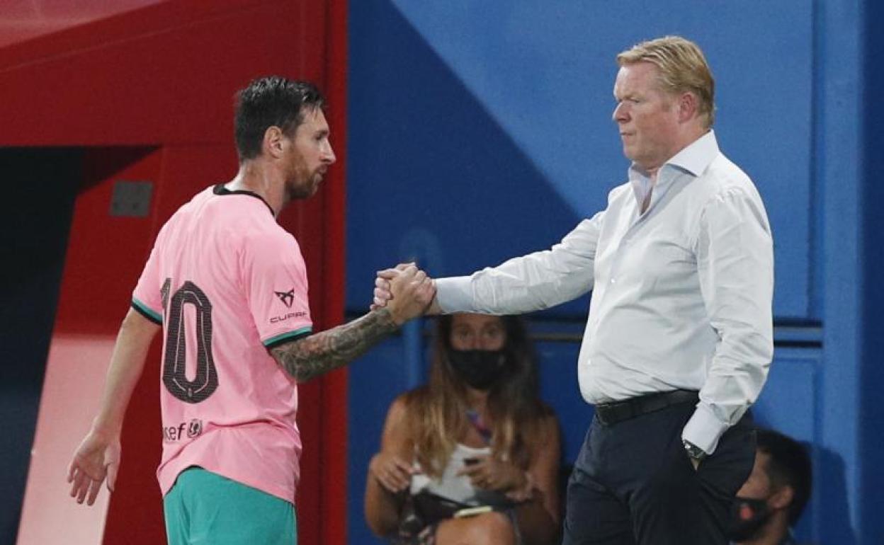 Leo Messi saluda a Ronald Koeman tras ser sustuido. 